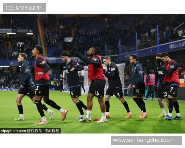 足球明星双膝滑行瞬间精彩回顾引发球迷热议与欢呼